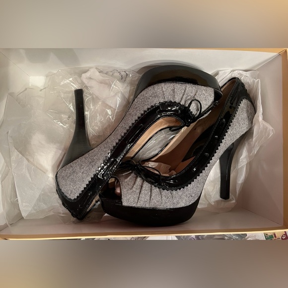 Michael Kors NWT Grey Flannel Black Lolita Open Toe Platform Pump Size 8🩶 - Picture 10 of 12